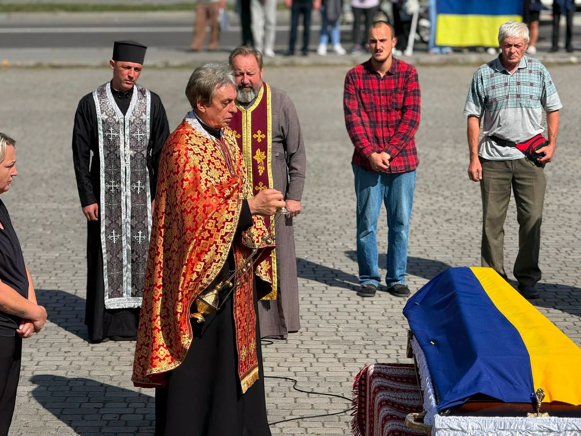 Отинійська громада "на щиті" зустріла полеглого захисника Тараса Колибабʼюка 5