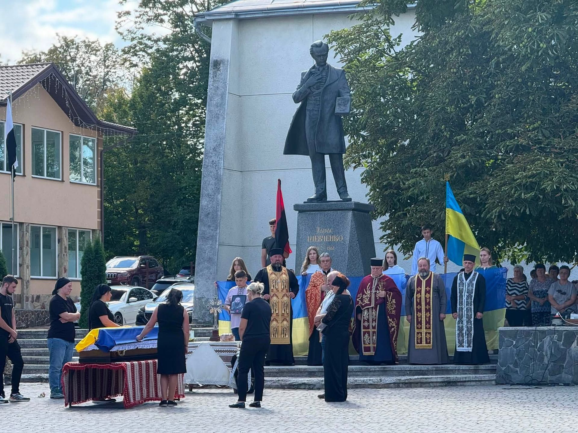 Отинійська громада "на щиті" зустріла полеглого захисника Тараса Колибабʼюка 7