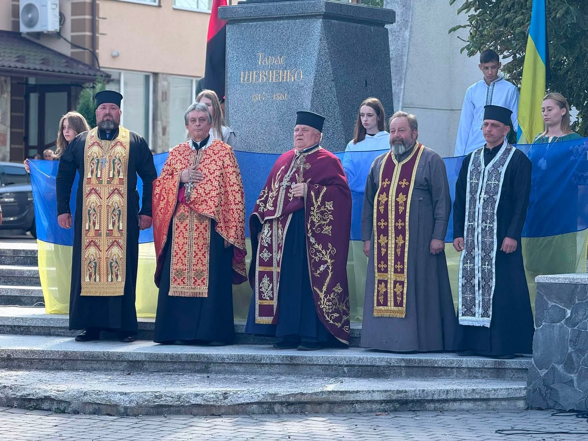 Отинійська громада "на щиті" зустріла полеглого захисника Тараса Колибабʼюка 8