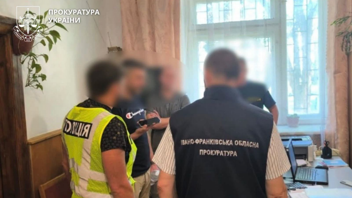 Вимагав хабар за оренду складу: на Прикарпатті затримали депутата міської ради 1