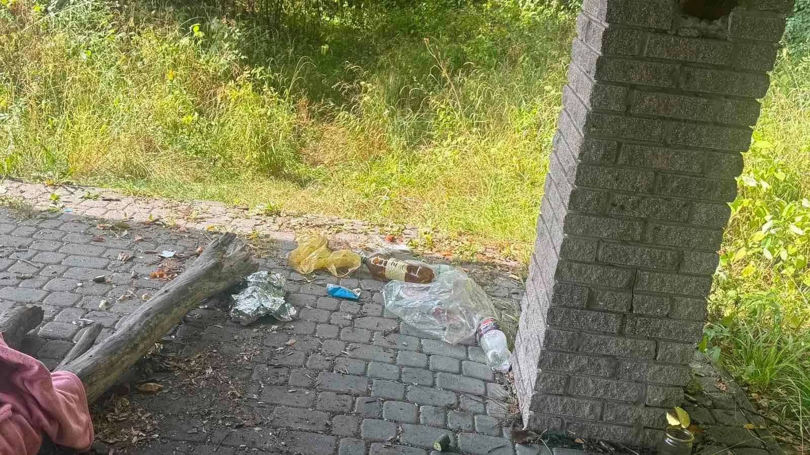 У Надвірній невідомі розібрали бруківку на місцевій велотрасі задля облаштування мангала 2