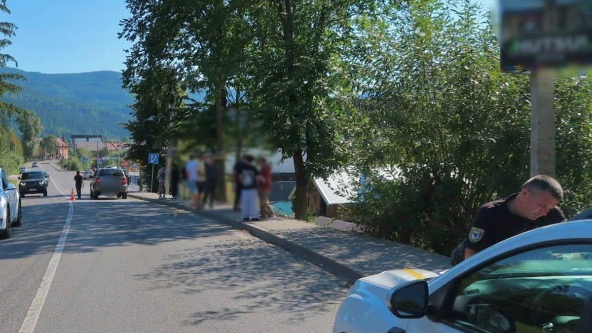 Водій позашляховика збив двох дітей на тротуарі в Микуличині 1