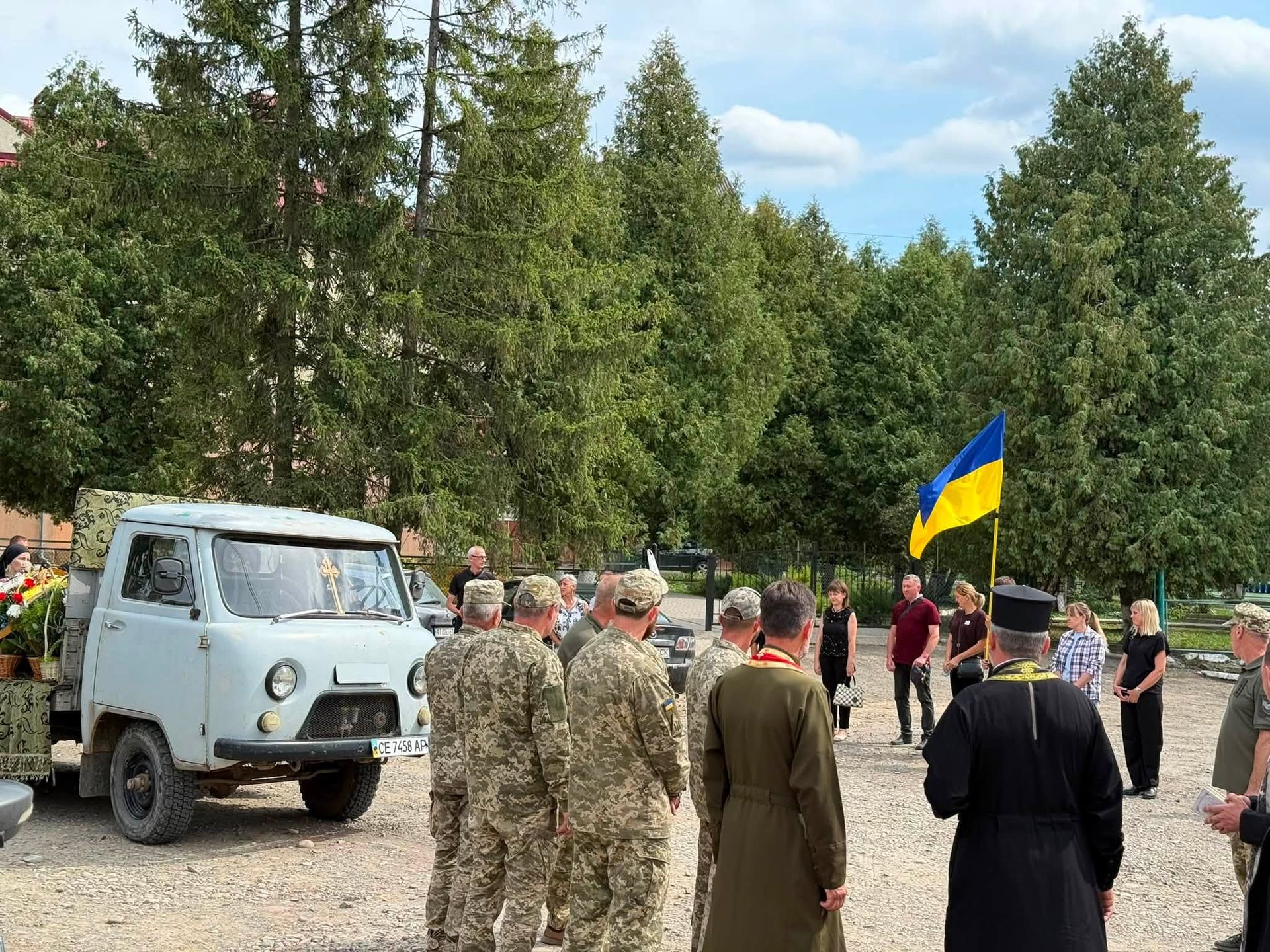 В Отинійській громаді попрощалися із загиблим захисником Тарасом Колибабʼюком 2