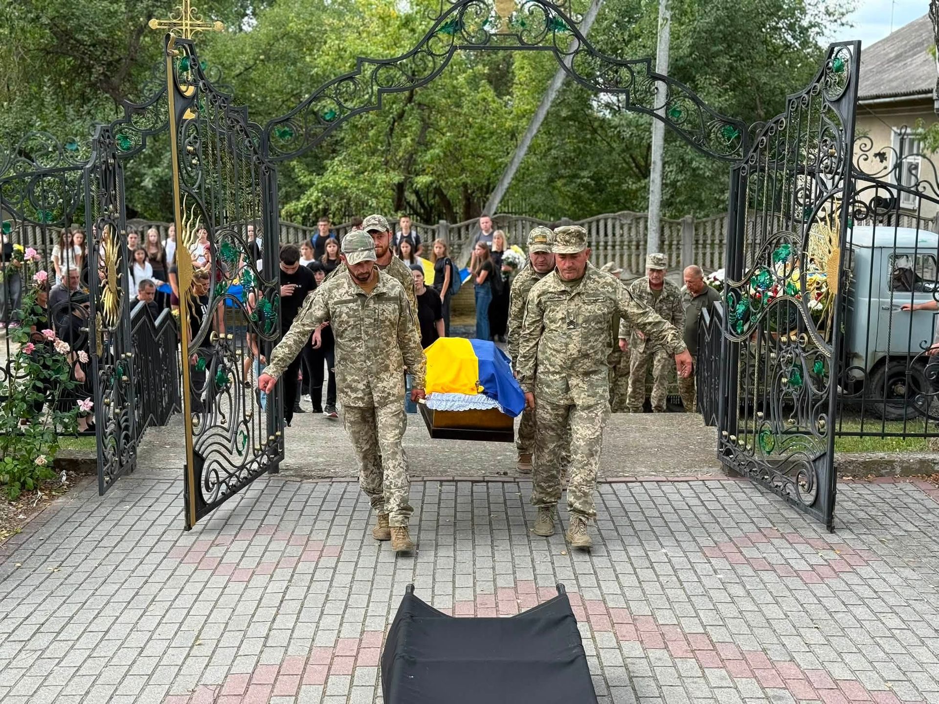В Отинійській громаді попрощалися із загиблим захисником Тарасом Колибабʼюком 4
