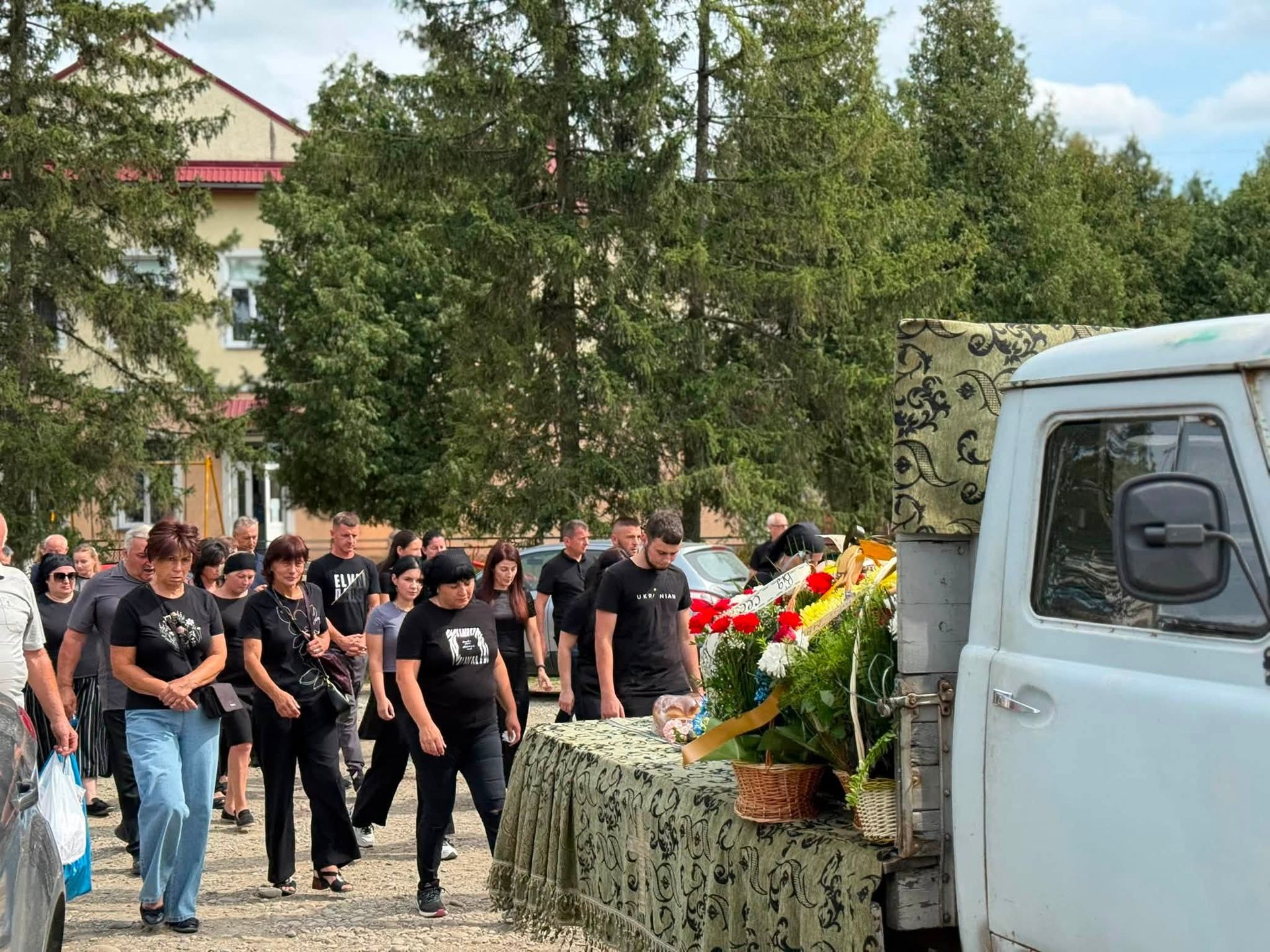 В Отинійській громаді попрощалися із загиблим захисником Тарасом Колибабʼюком 9