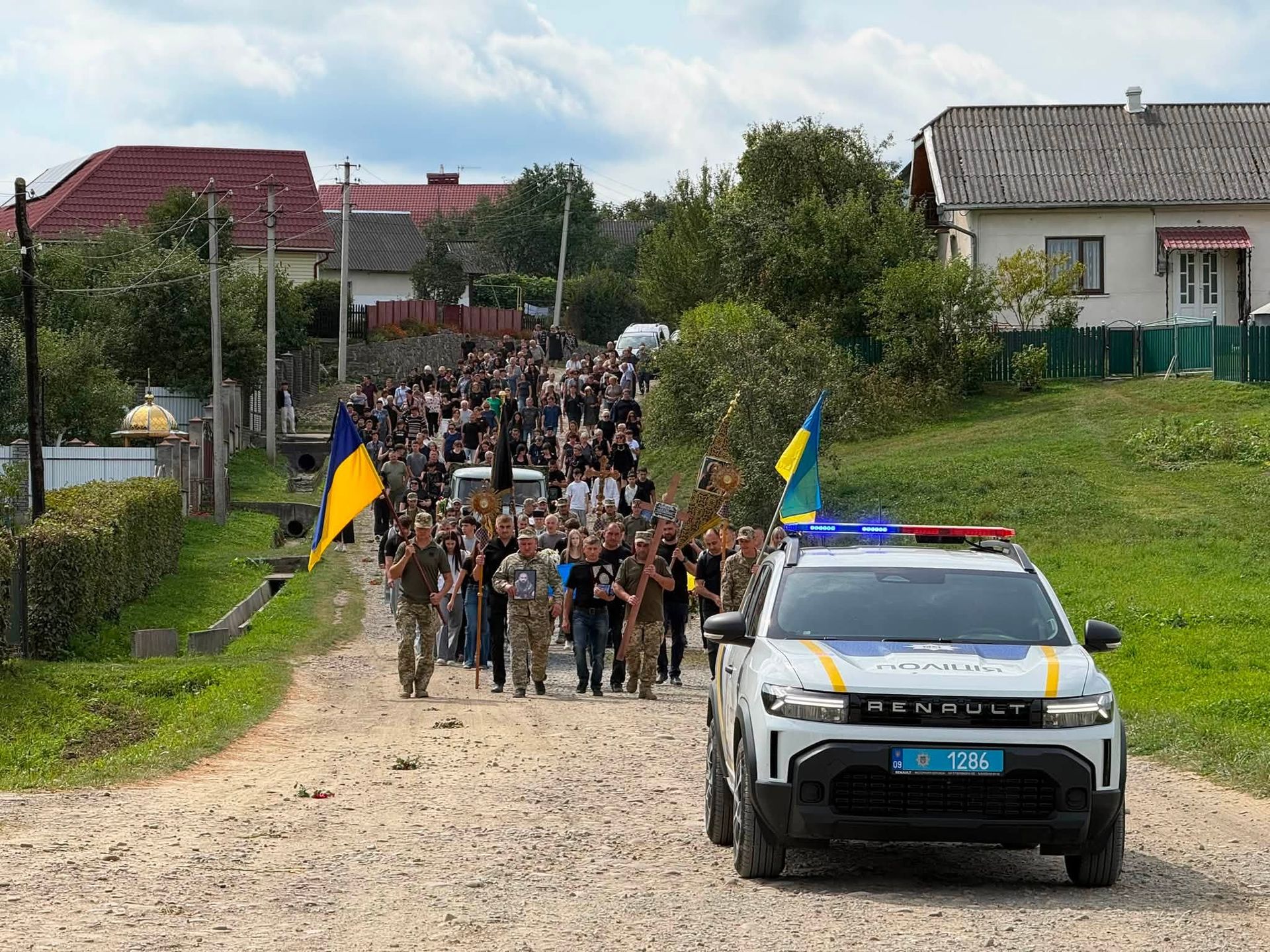 В Отинійській громаді попрощалися із загиблим захисником Тарасом Колибабʼюком 10