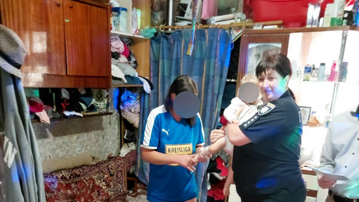 В домі - безлад, а мати - п'яна: 6 дітей вилучили з сім'ї на Надвірнянщині