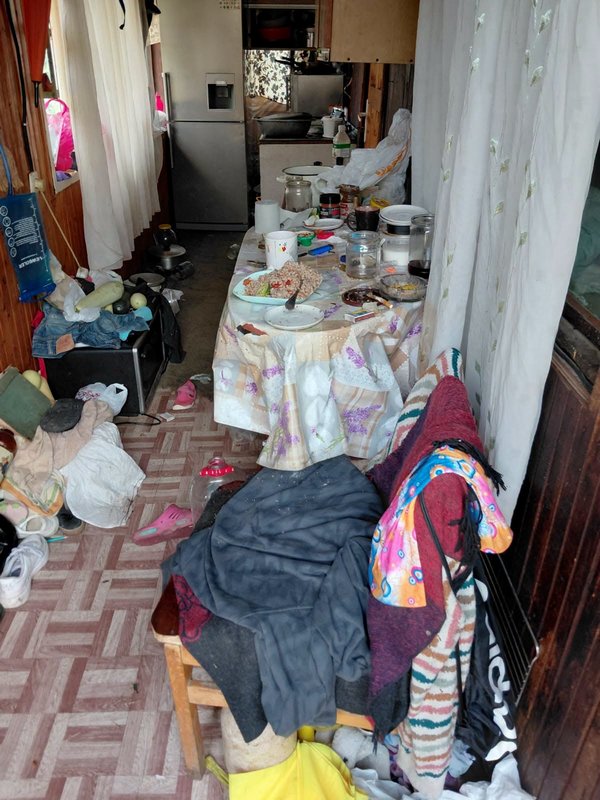 В домі - безлад, а мати - напідпитку: шість дітей вилучили з сім'ї на Надвірнянщині 1