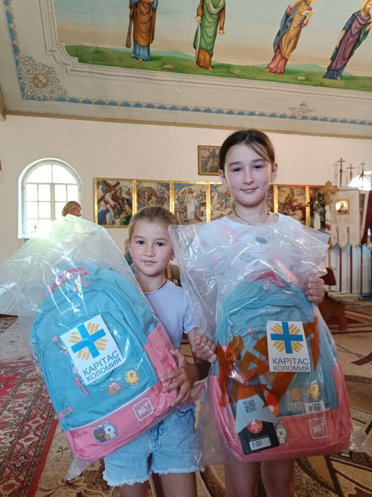 Майже 600 дітей на Коломийщині отримали шкільне приладдя від благодійників 4