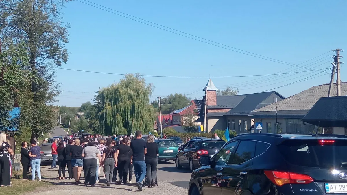 На вічний спочинок повернувся захисник з Коломийщини Іван Вівчарук 6