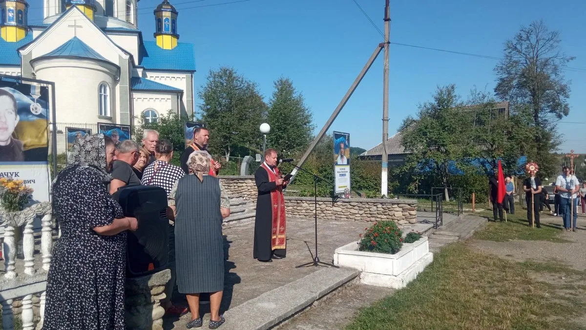 На вічний спочинок повернувся захисник з Коломийщини Іван Вівчарук 3