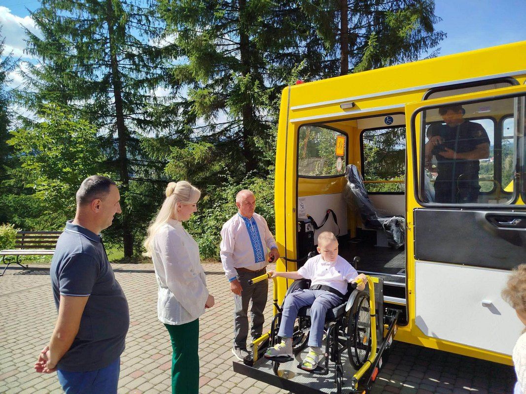 Новий спеціалізований шкільний автобус передали Ворохтянській громаді 1