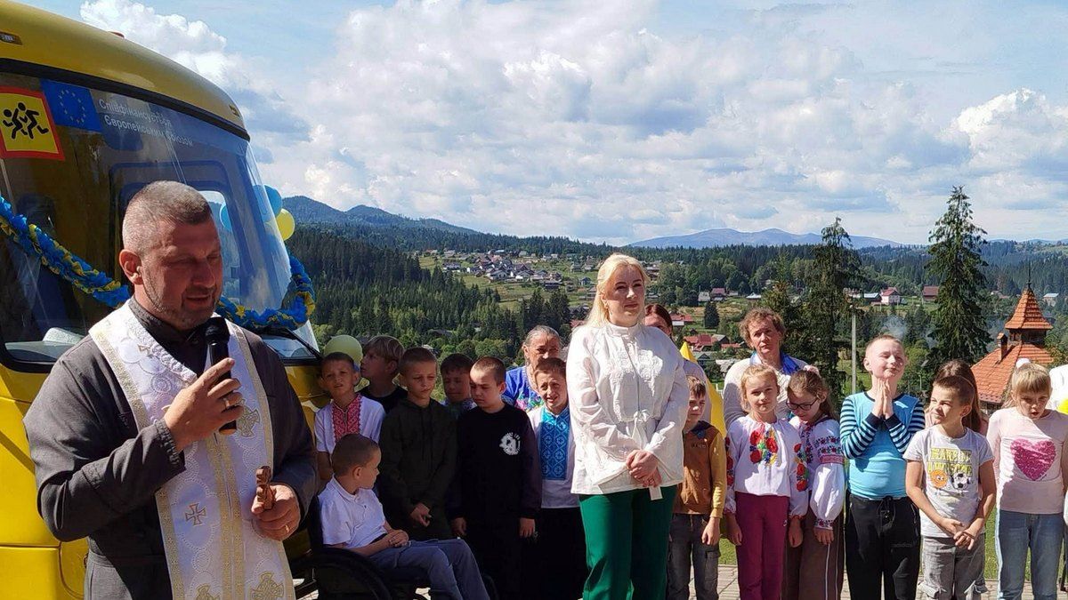 Новий спеціалізований шкільний автобус передали Ворохтянській громаді