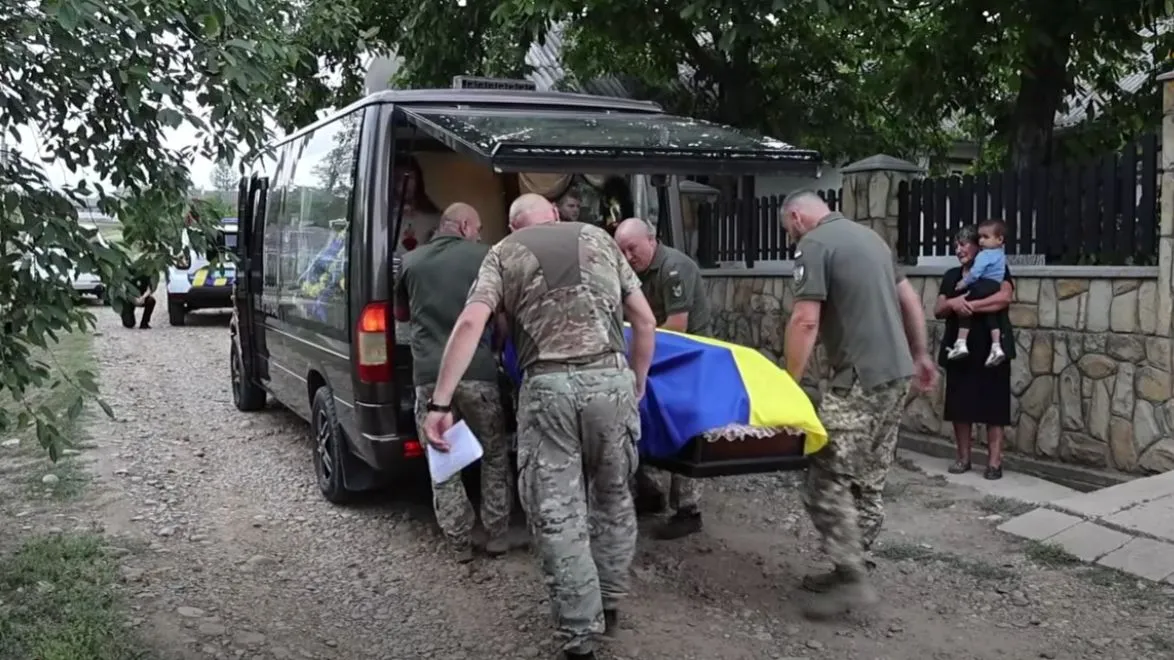До Заболотівської громади "на щиті" повернувся воїн Ярослав Шиян 5