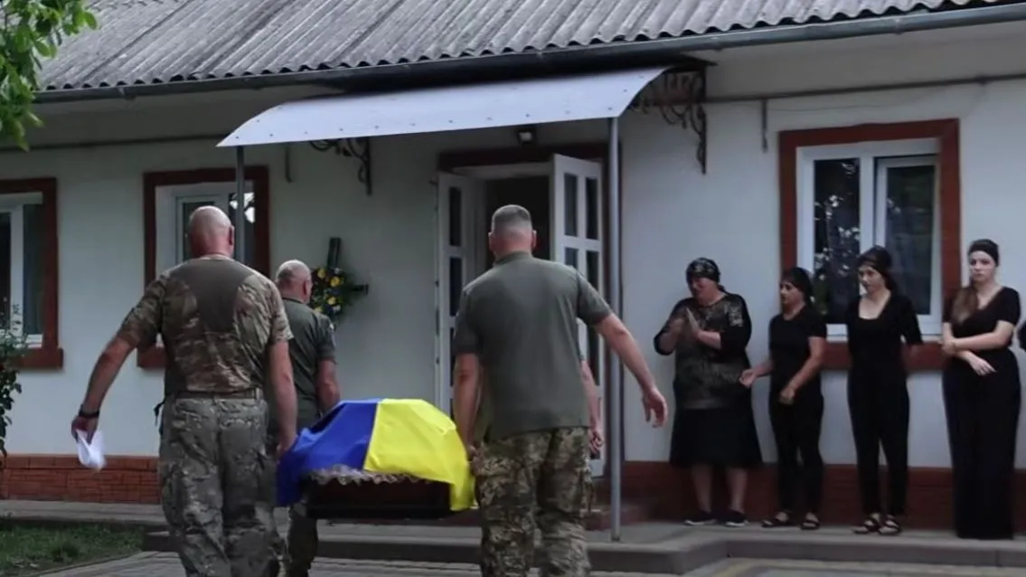 Скріни з відео на сторінці Заболотівського селищного голови До Заболотівської громади "на щиті" повернувся воїн Ярослав Шиян 6