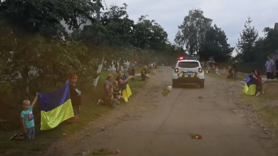До Заболотівської громади "на щиті" повернувся воїн Ярослав Шиян 4