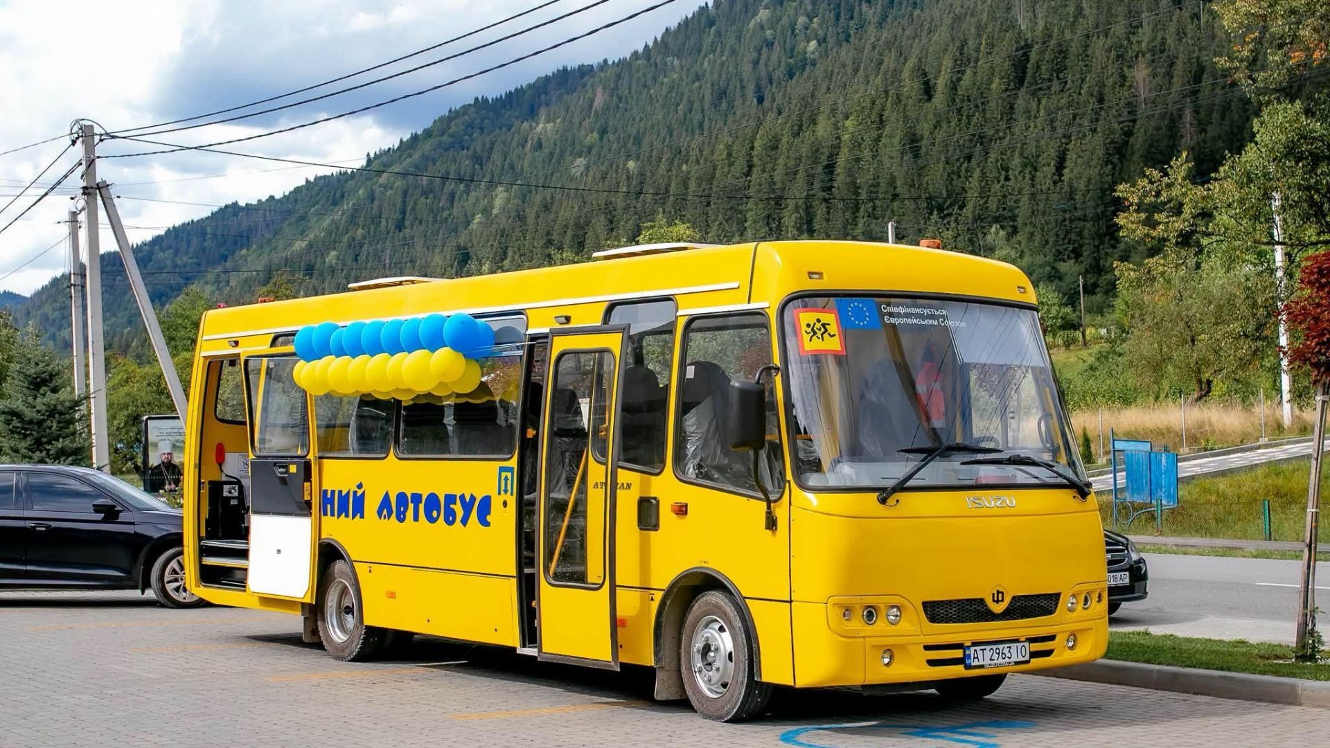 Білоберізька громада отримала спеціалізований шкільний автобус
