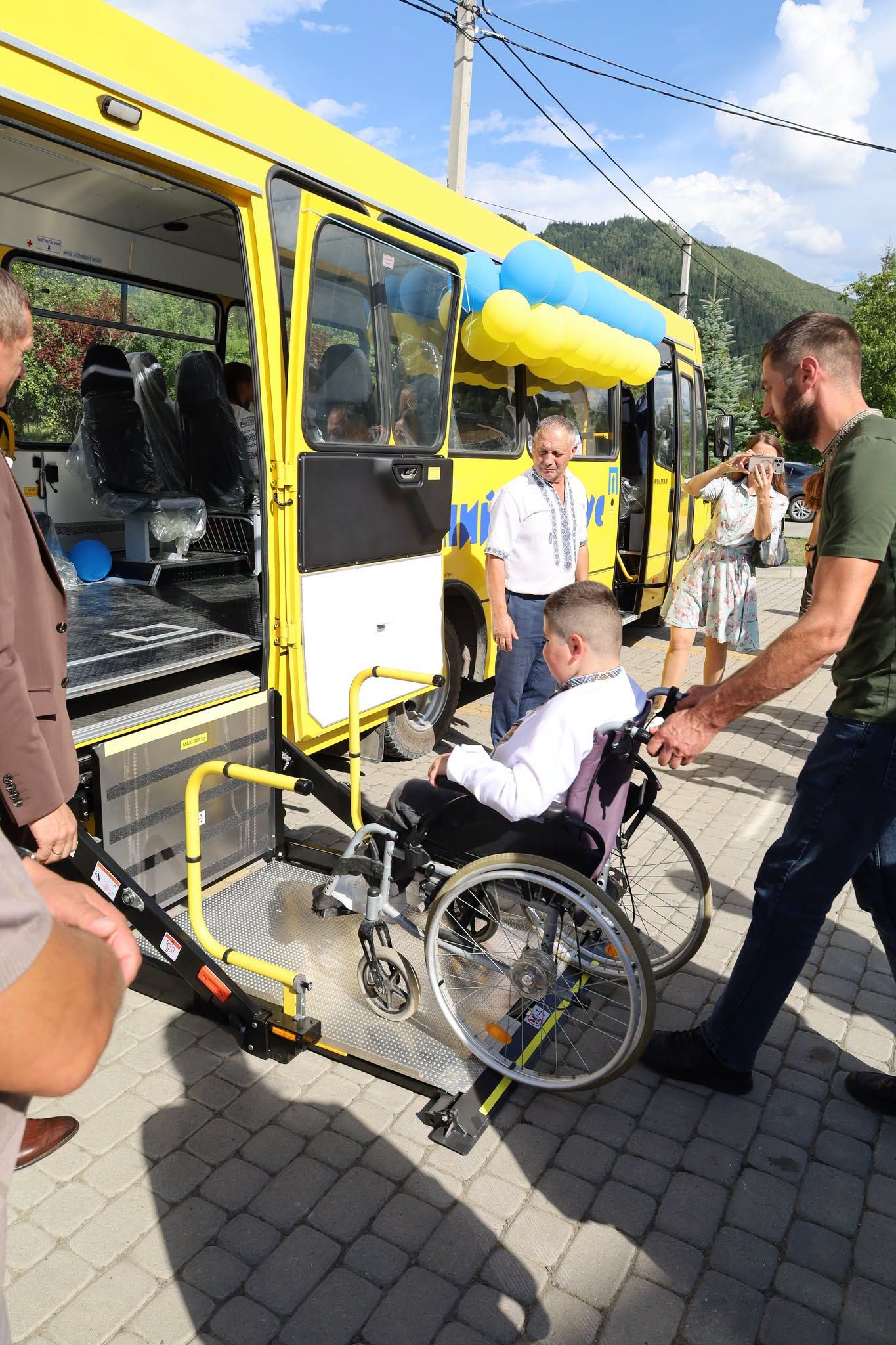 Білоберізька громада отримала спеціалізований шкільний автобус 5