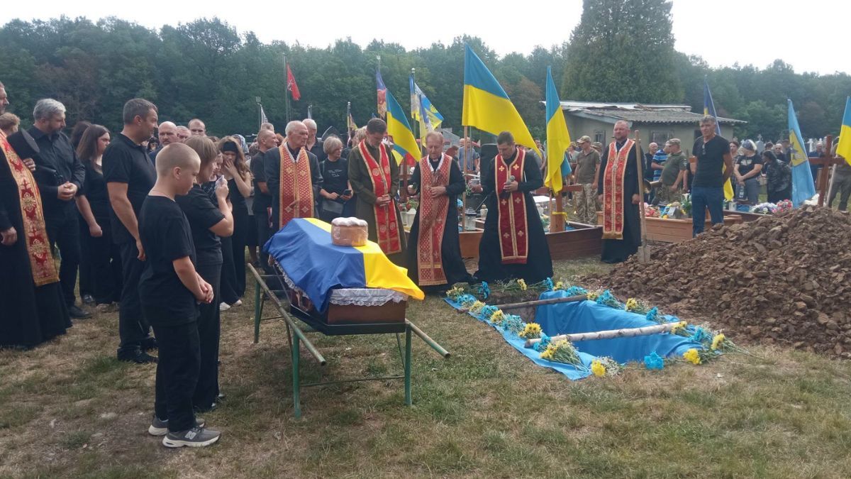 На вічний спочинок на Коломийщині провели воїна Івана Вівчарука 6