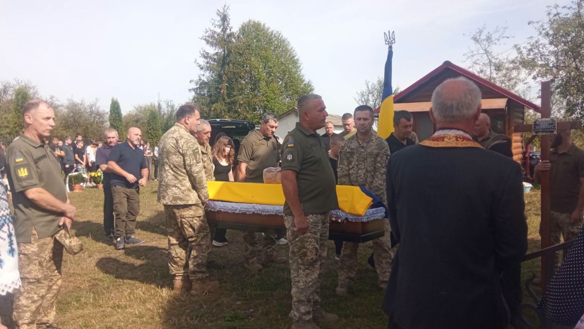 На вічний спочинок на Коломийщині провели воїна Івана Вівчарука 3