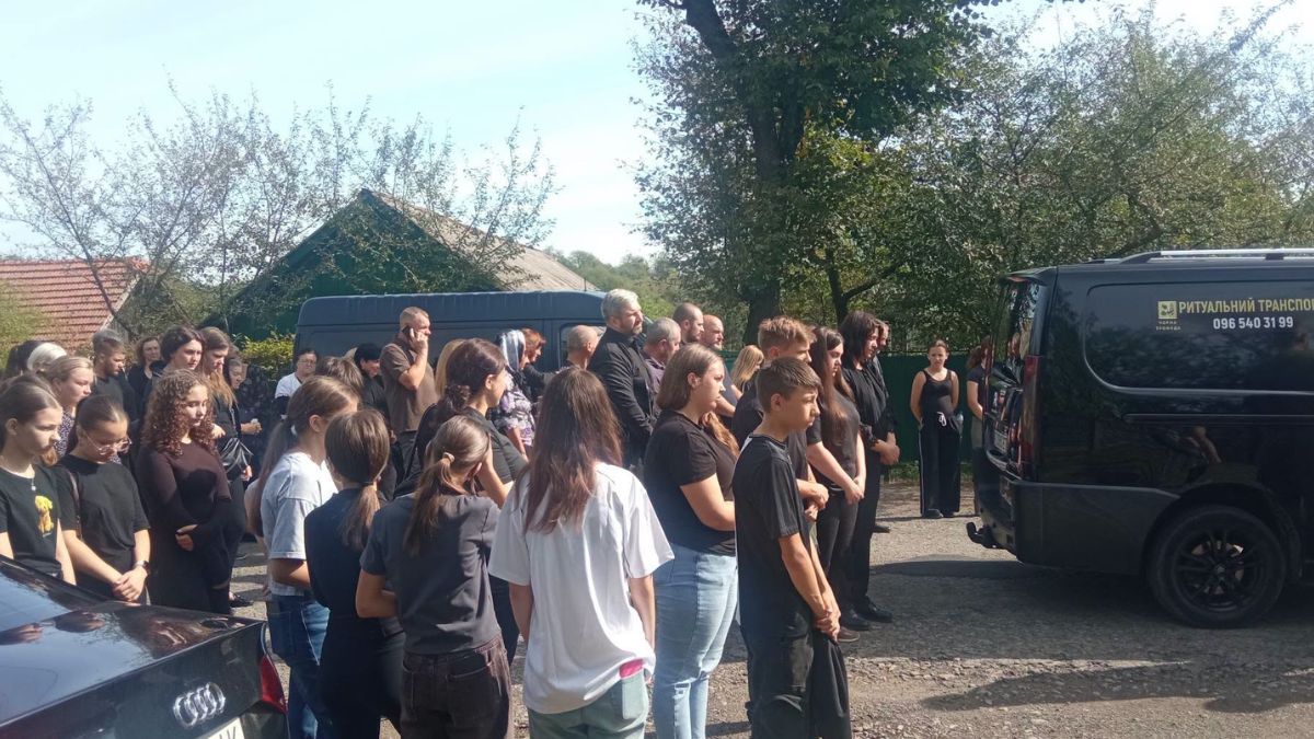 На вічний спочинок на Коломийщині провели воїна Івана Вівчарука 2