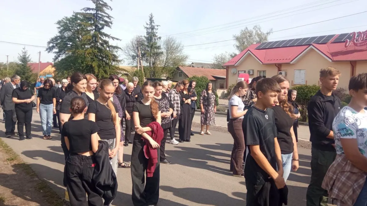 На вічний спочинок на Коломийщині провели воїна Івана Вівчарука 1
