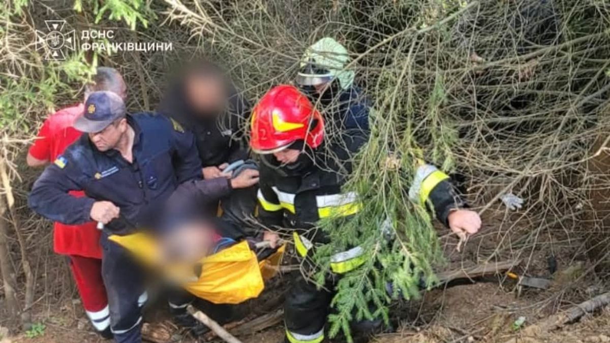 рятувальники витягли з машини чоловіка