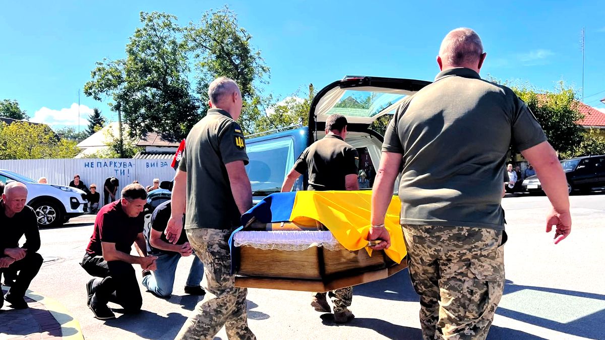 До Городенки прибув скорботний кортеж з тілом полеглого Юрія Лазорка 7