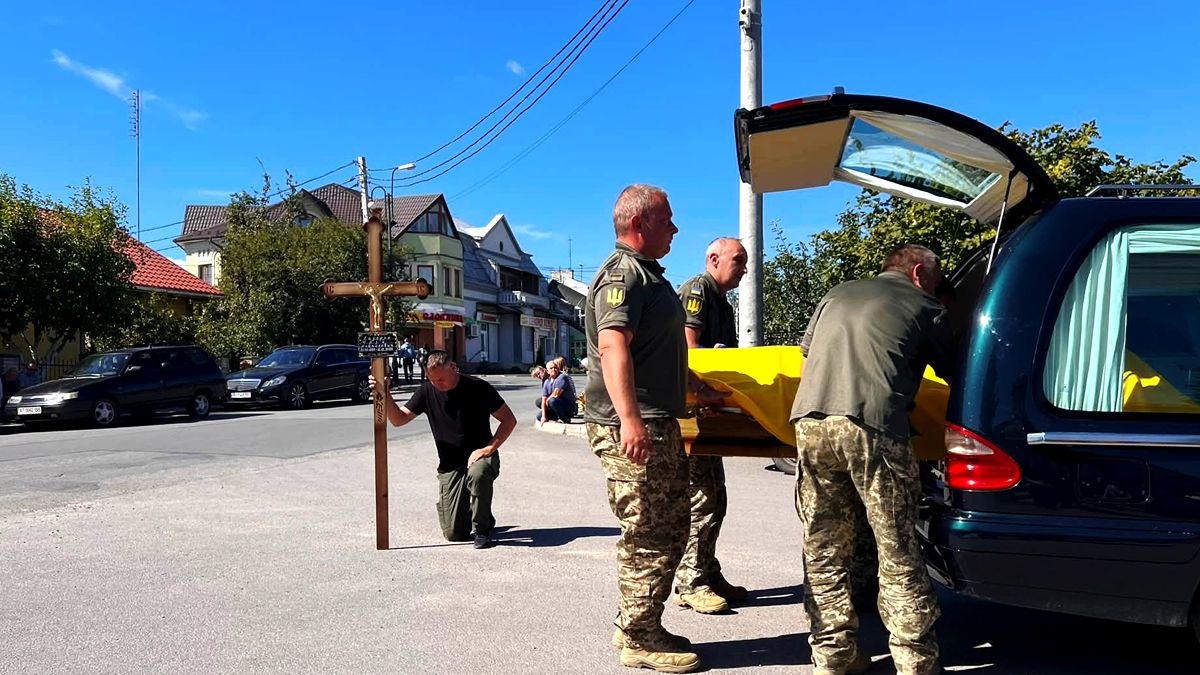 До Городенки прибув скорботний кортеж з тілом полеглого Юрія Лазорка 1