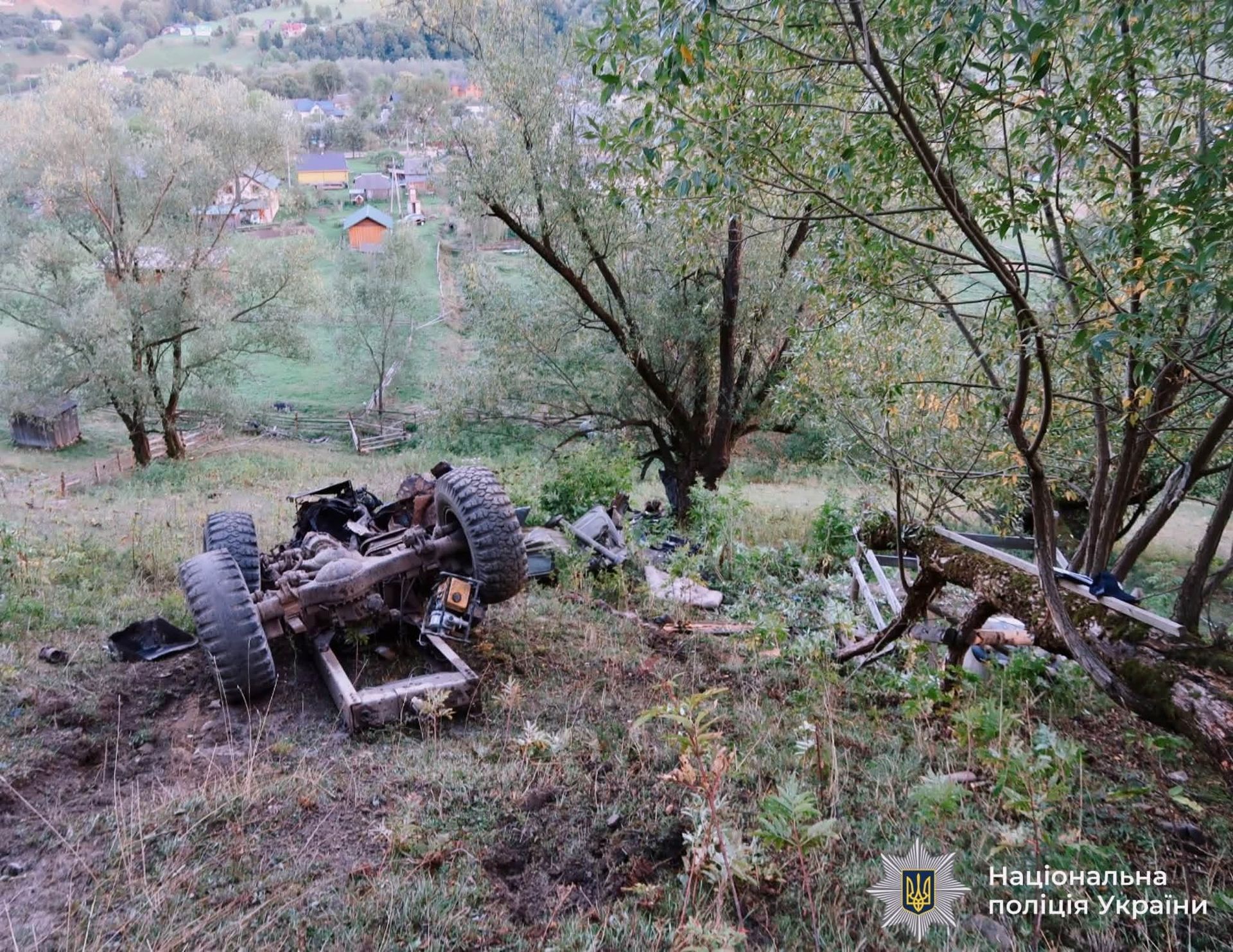 Вантажівка з двома дітьми всередині перекинулася зі схилу на Верховинщині 1