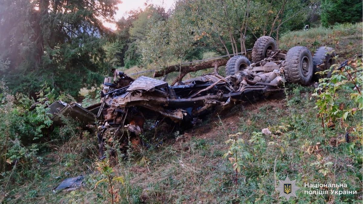 Вантажівка з двома дітьми всередині перекинулася зі схилу на Верховинщині