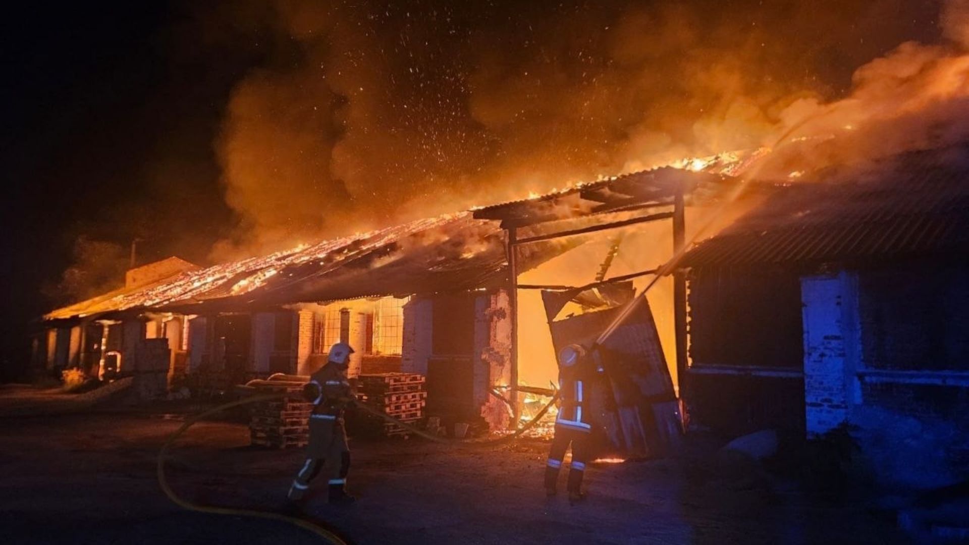 У Надвірній ліквідували пожежу на складському приміщенні