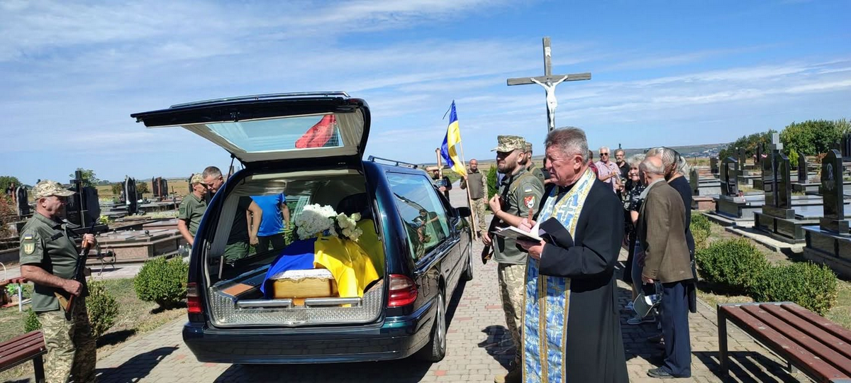 Городенка попрощалася із воїном Юрієм Лазорком 9