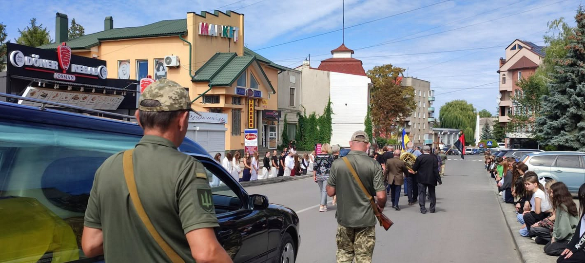 Городенка попрощалася із воїном Юрієм Лазорком 6