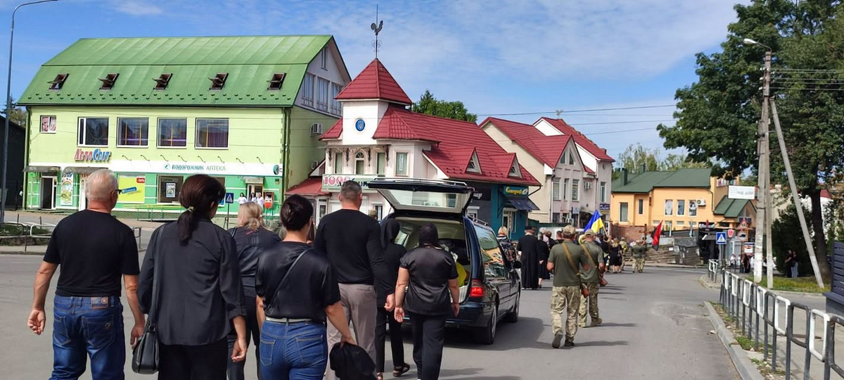 Городенка попрощалася із воїном Юрієм Лазорком 5
