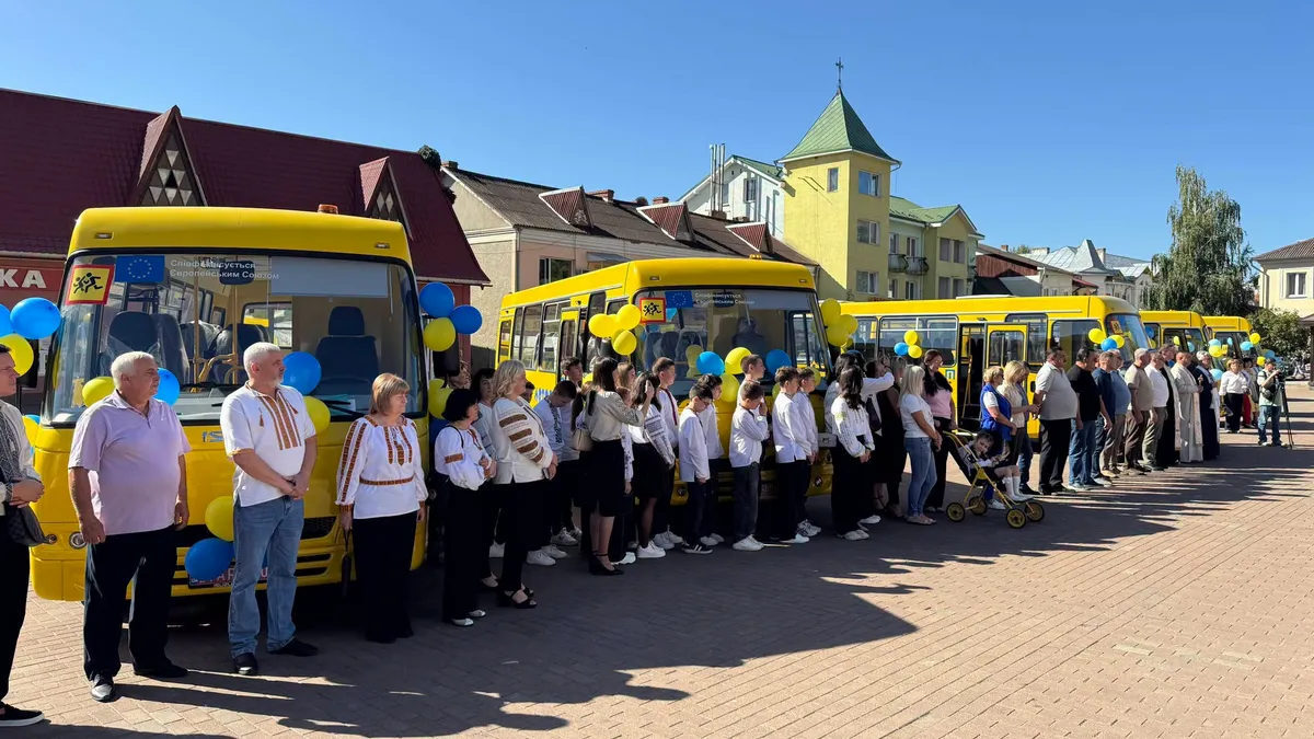 П'ять нових "школяриків" передали для шкіл Косівщини