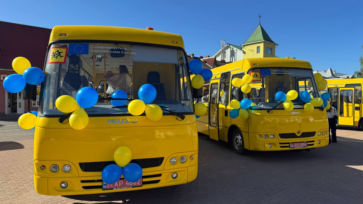 П'ять нових автобусів передали для шкіл Косівщини 1