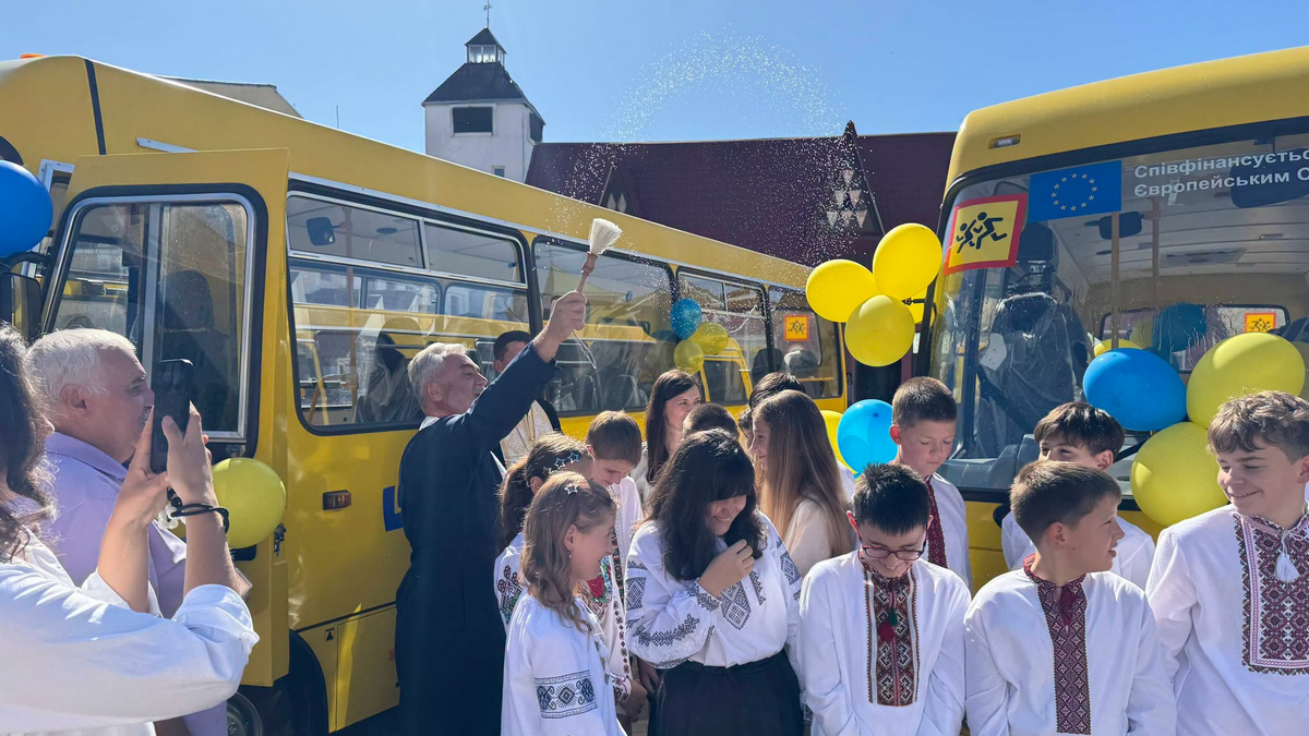 П'ять нових автобусів передали для шкіл Косівщини 2