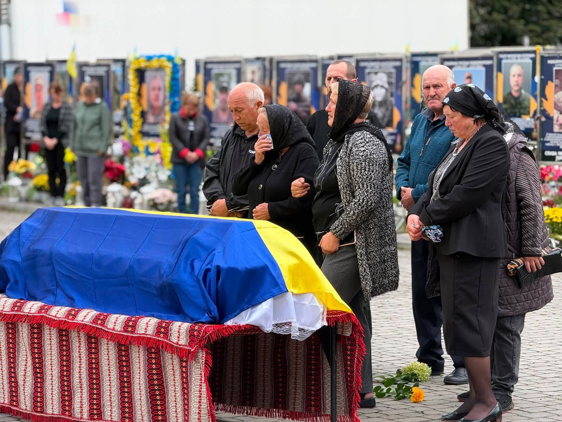 На Коломийщині попрощались із померлим воїном "десятки" Василем Федоришиним 9