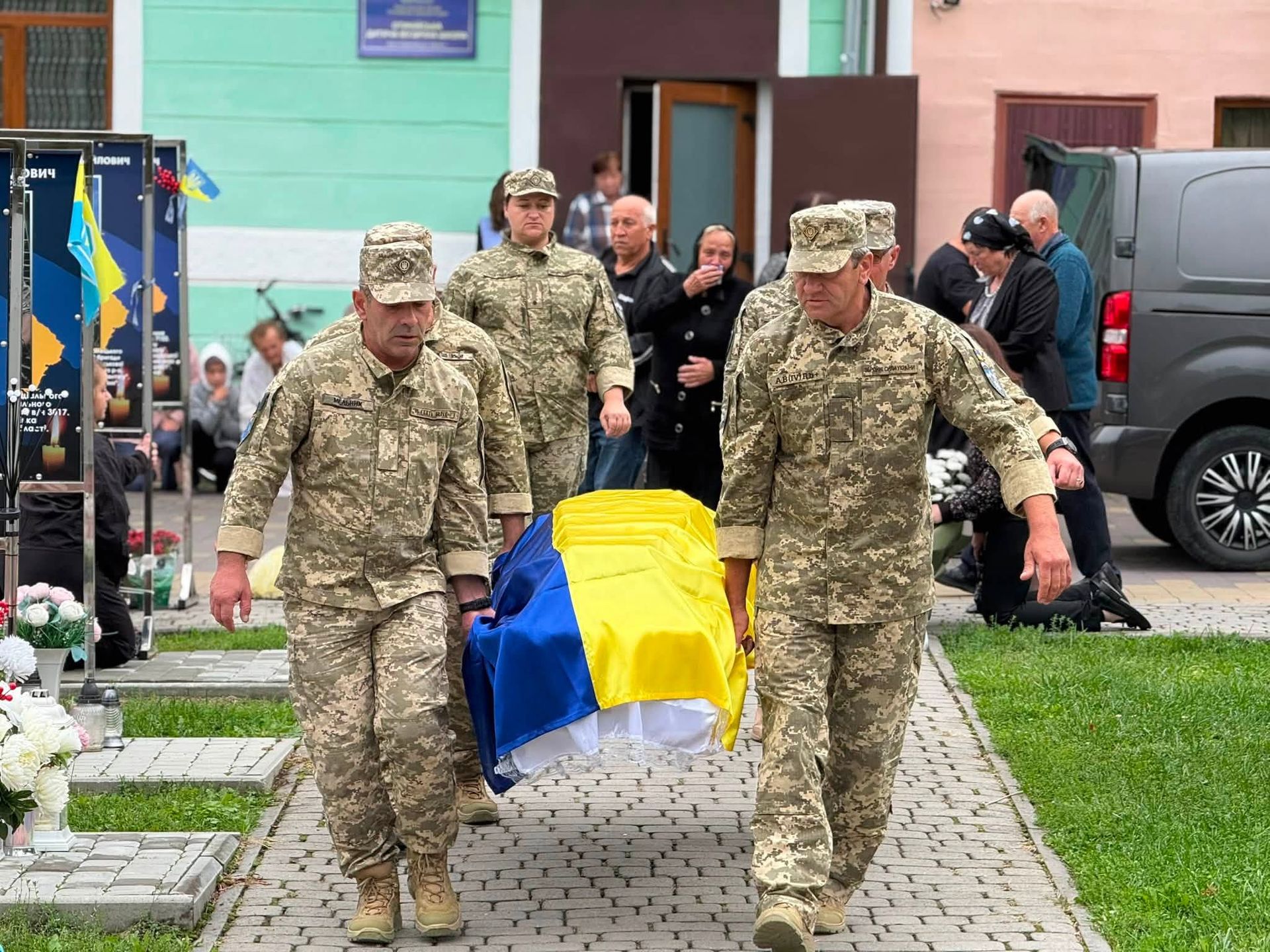 На Коломийщині попрощались із померлим воїном "десятки" Василем Федоришиним 10