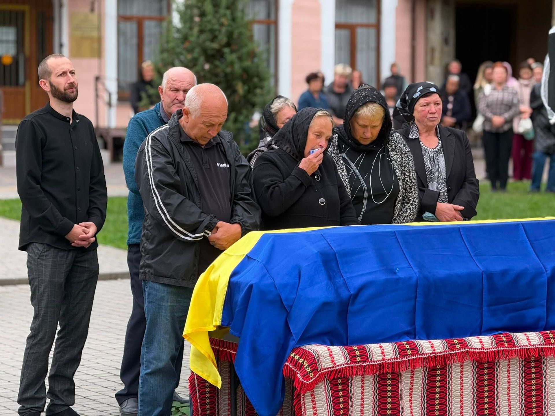 На Коломийщині попрощались із померлим воїном "десятки" Василем Федоришиним 11