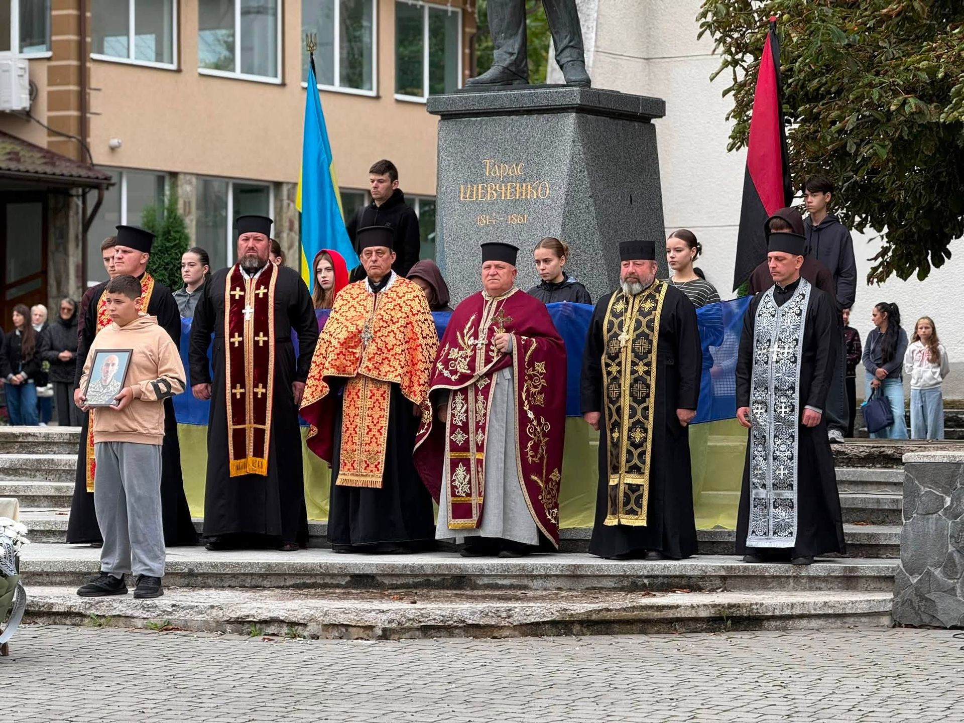 На Коломийщині попрощались із померлим воїном "десятки" Василем Федоришиним 12