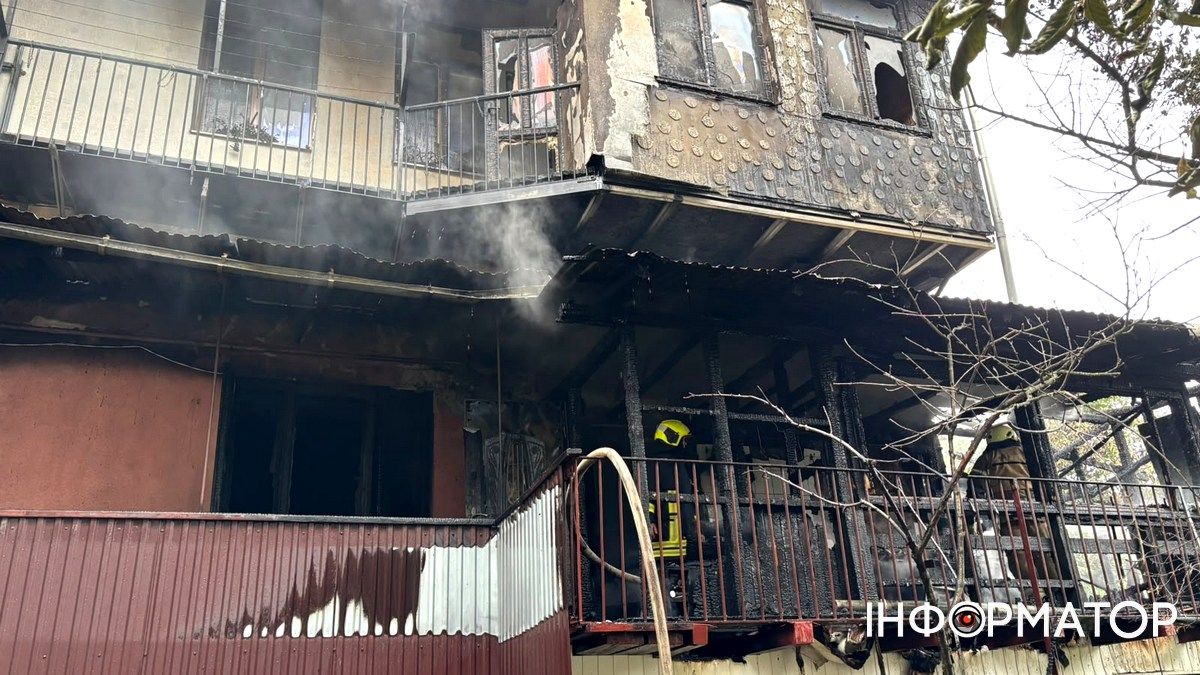 З палаючого будинку в Коломиї рятувальники евакуювали трьох людей