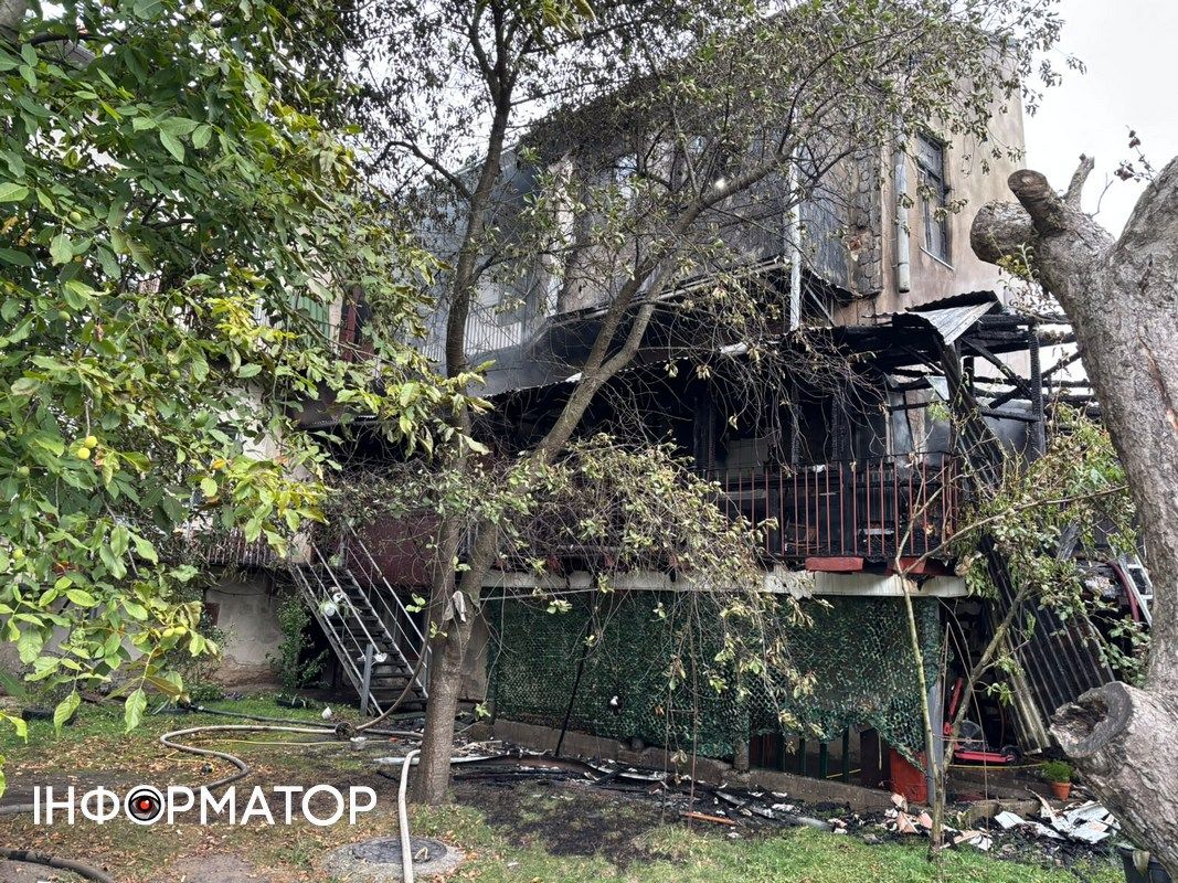 З палаючого будинку в Коломиї рятувальники евакуювали трьох людей 2