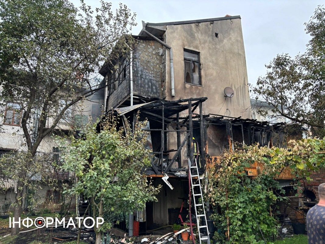 З палаючого будинку в Коломиї рятувальники евакуювали трьох людей 1
