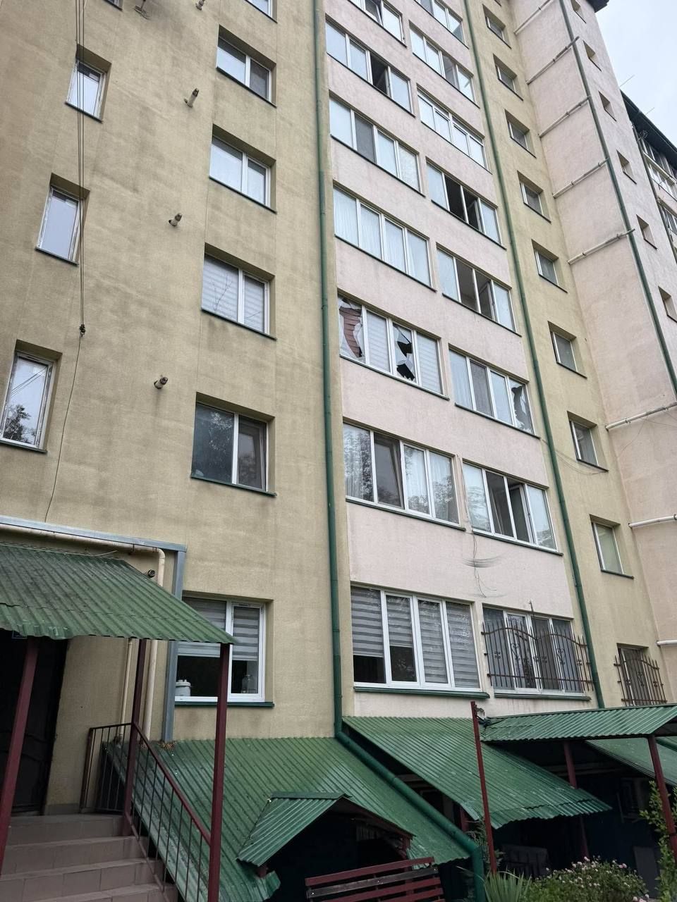 На Франківщині лунали вибухи через удари БПЛА: є пошкодження будинку та постраждалий 3