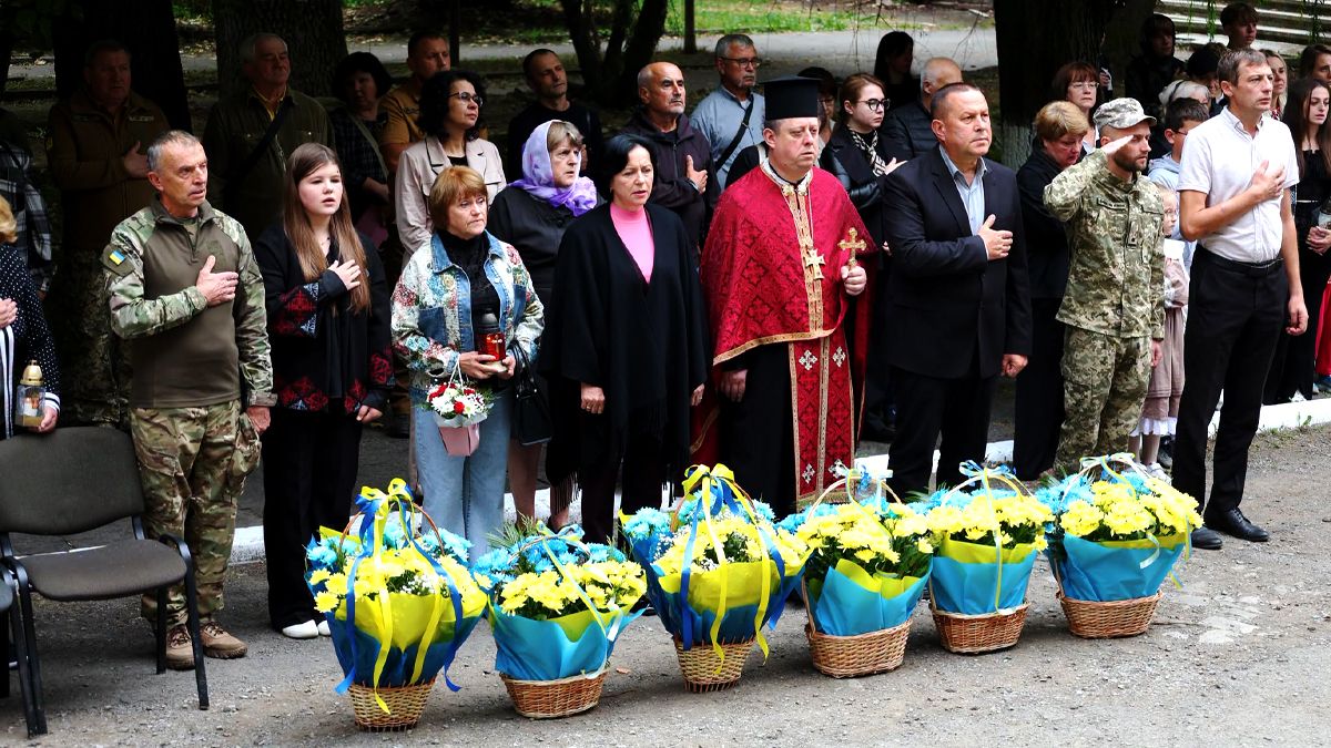 На фасаді ліцею у Надвірній відкрили меморіальні дошки шістьом загиблим захисникам 3