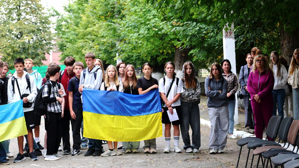 На фасаді ліцею у Надвірній відкрили меморіальні дошки шістьом загиблим захисникам 4