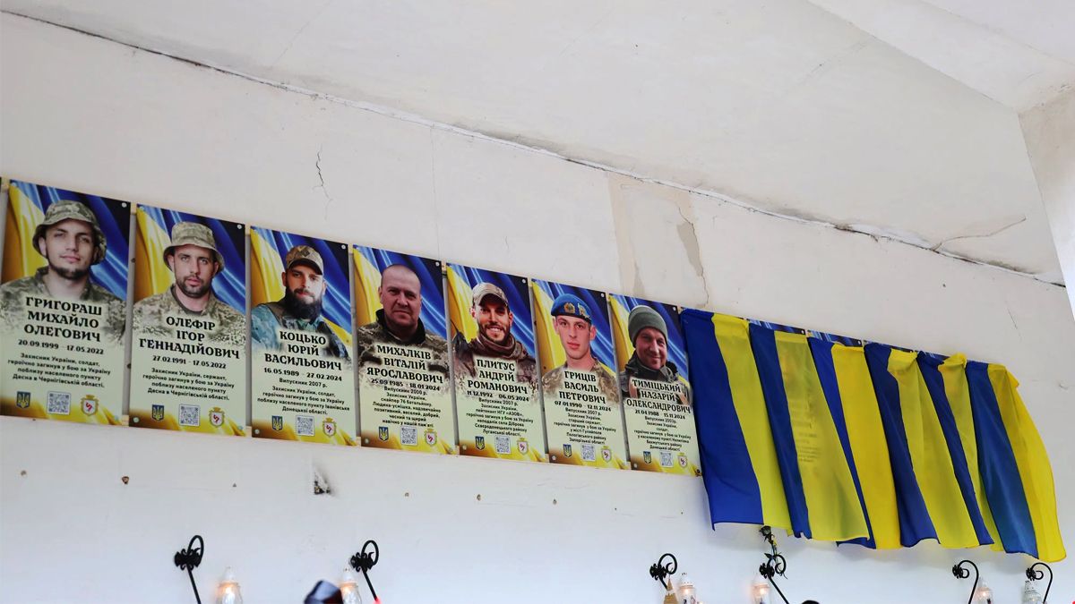 На фасаді ліцею у Надвірній відкрили меморіальні дошки шістьом загиблим захисникам 1