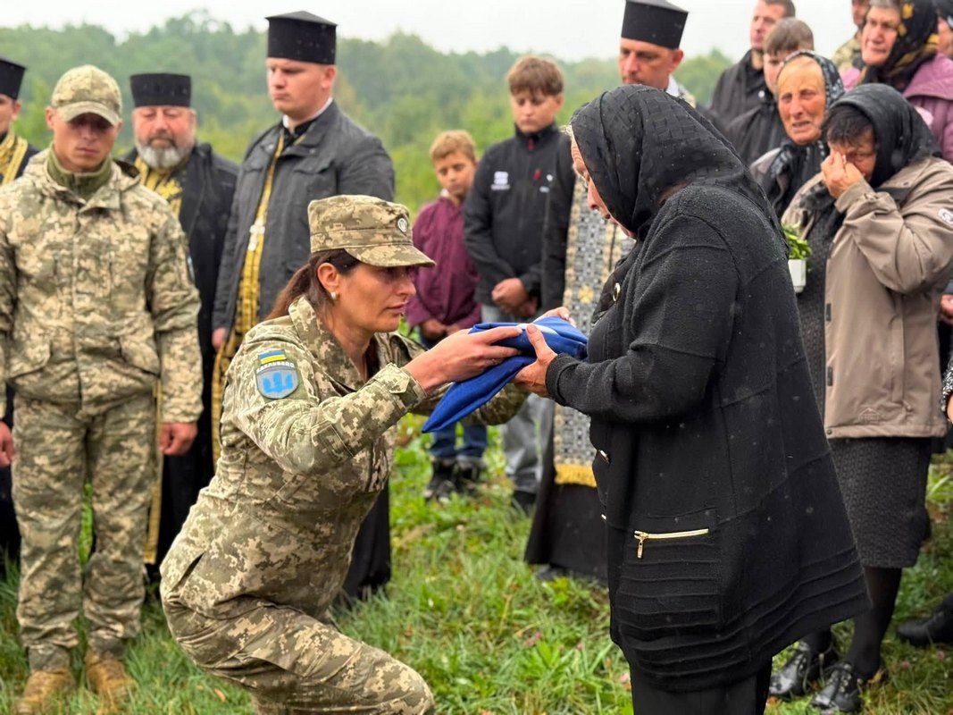 На вічний спочинок в Отинійській громаді провели захисника Василя Федоришина 9